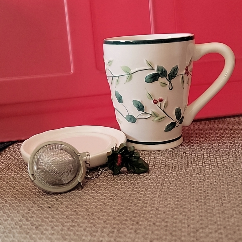 Set of 2 Pfaltzgraff Winterberry Covered Mugs with Stainless Steel Tea Diffuser